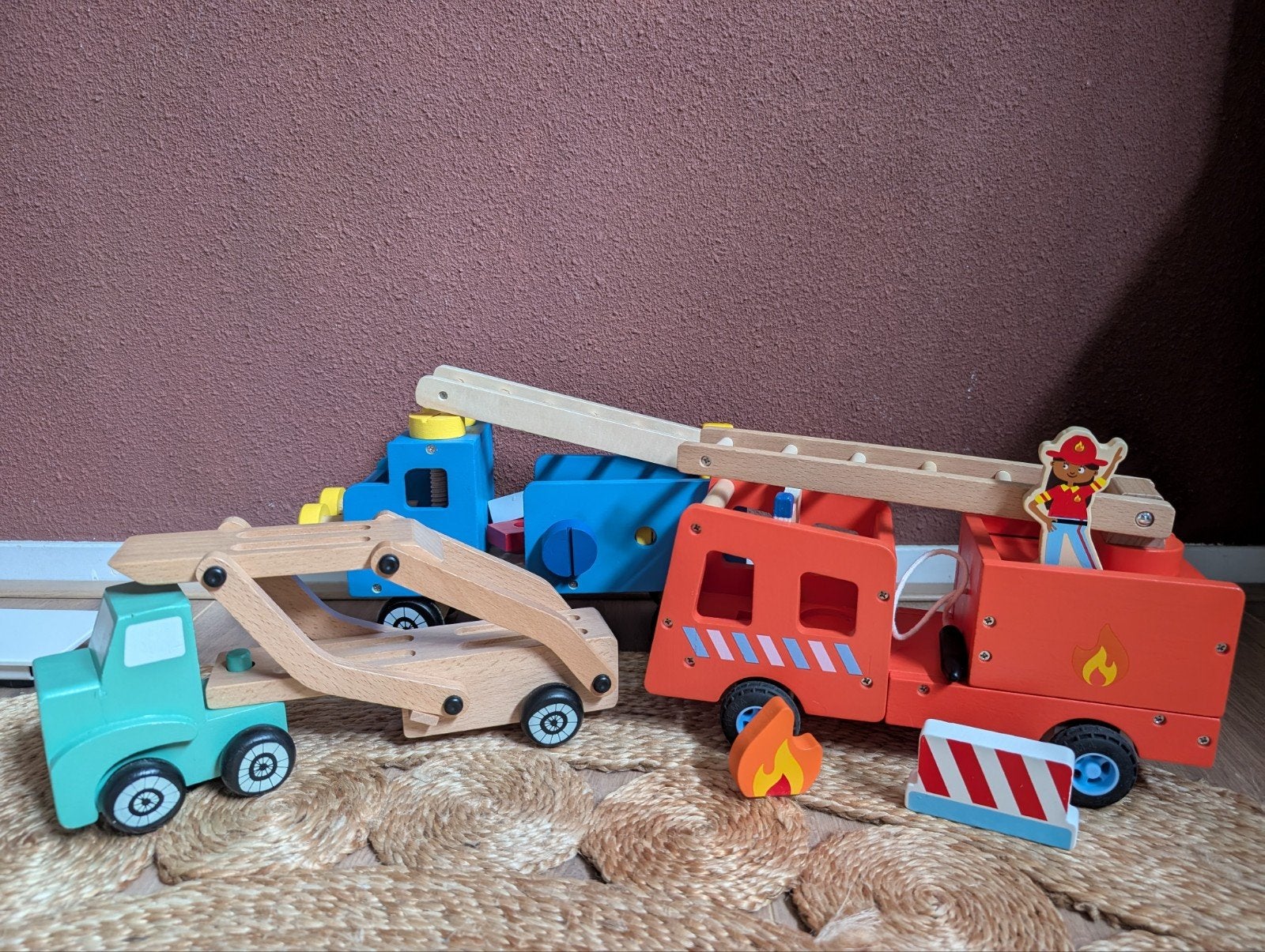 Houten speelgoedvoertuigen: brandweer, takelwagen, vracht, Ophalen, Zo goed als nieuw