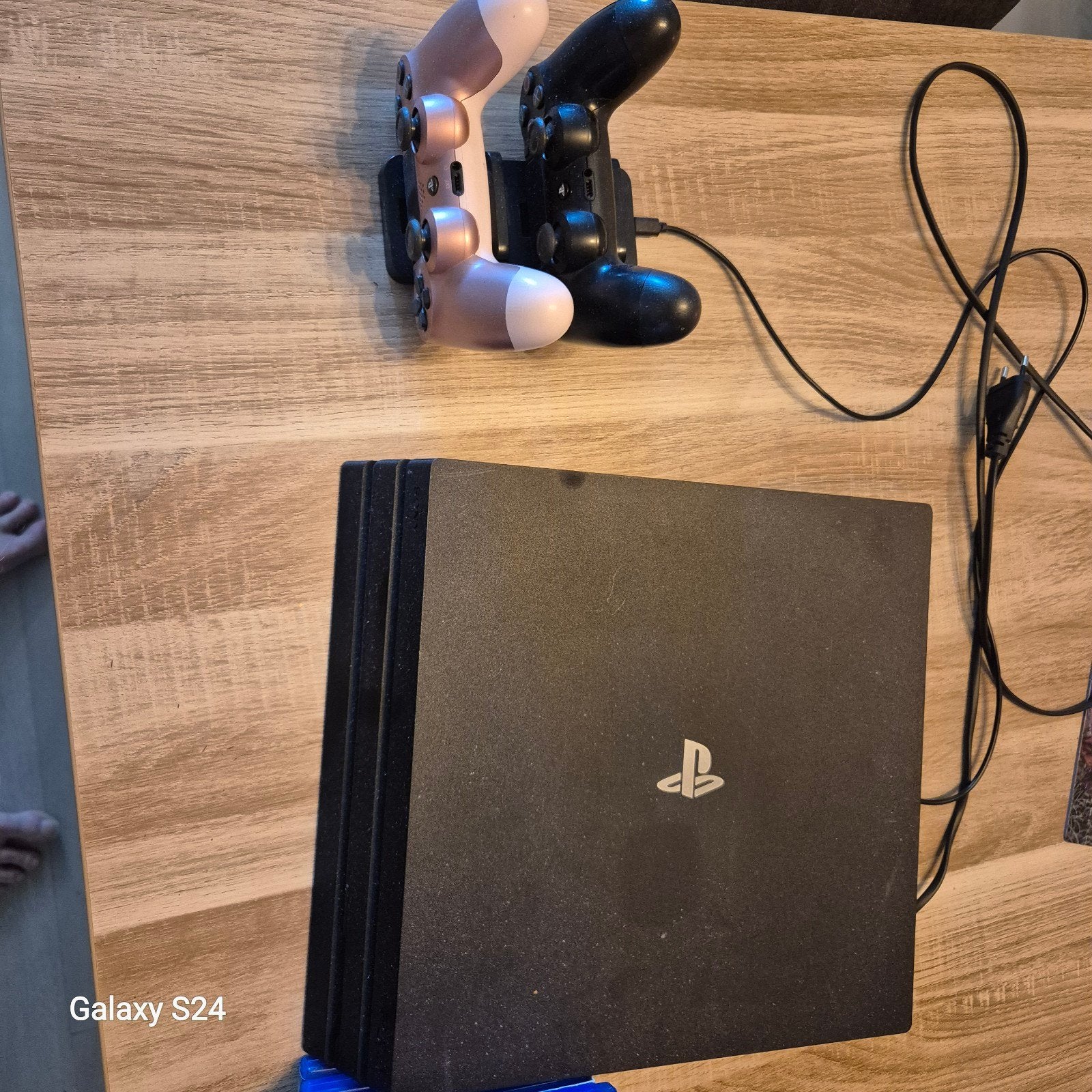 PlayStation 4 Pro met 2 controllers en 15 games, Spelcomputers en Games, Spelcomputers | Sony PlayStation 4, Ophalen, Met games