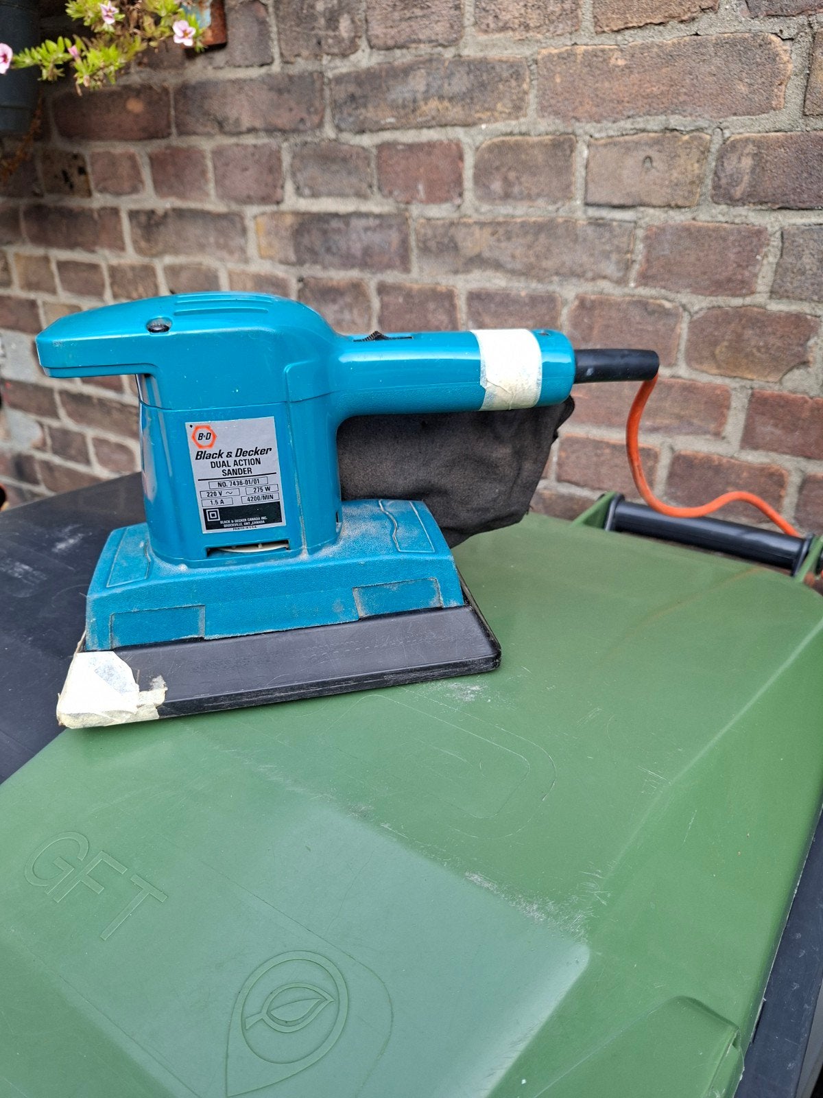 Black & Decker Dual Action Schuurmachine, Ophalen of Verzenden, Gebruikt, Minder dan 600 watt, Vlakschuurmachine