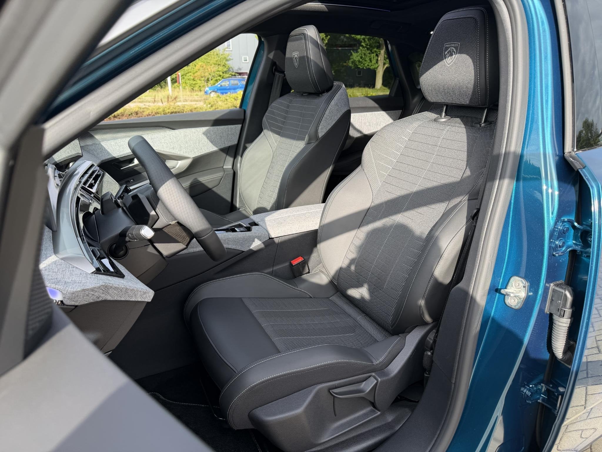 Peugeot e-3008 GT Long Range 230 97 kWh, Auto's, 12 maanden, 101 kWh, Blauw, Leder en Stof