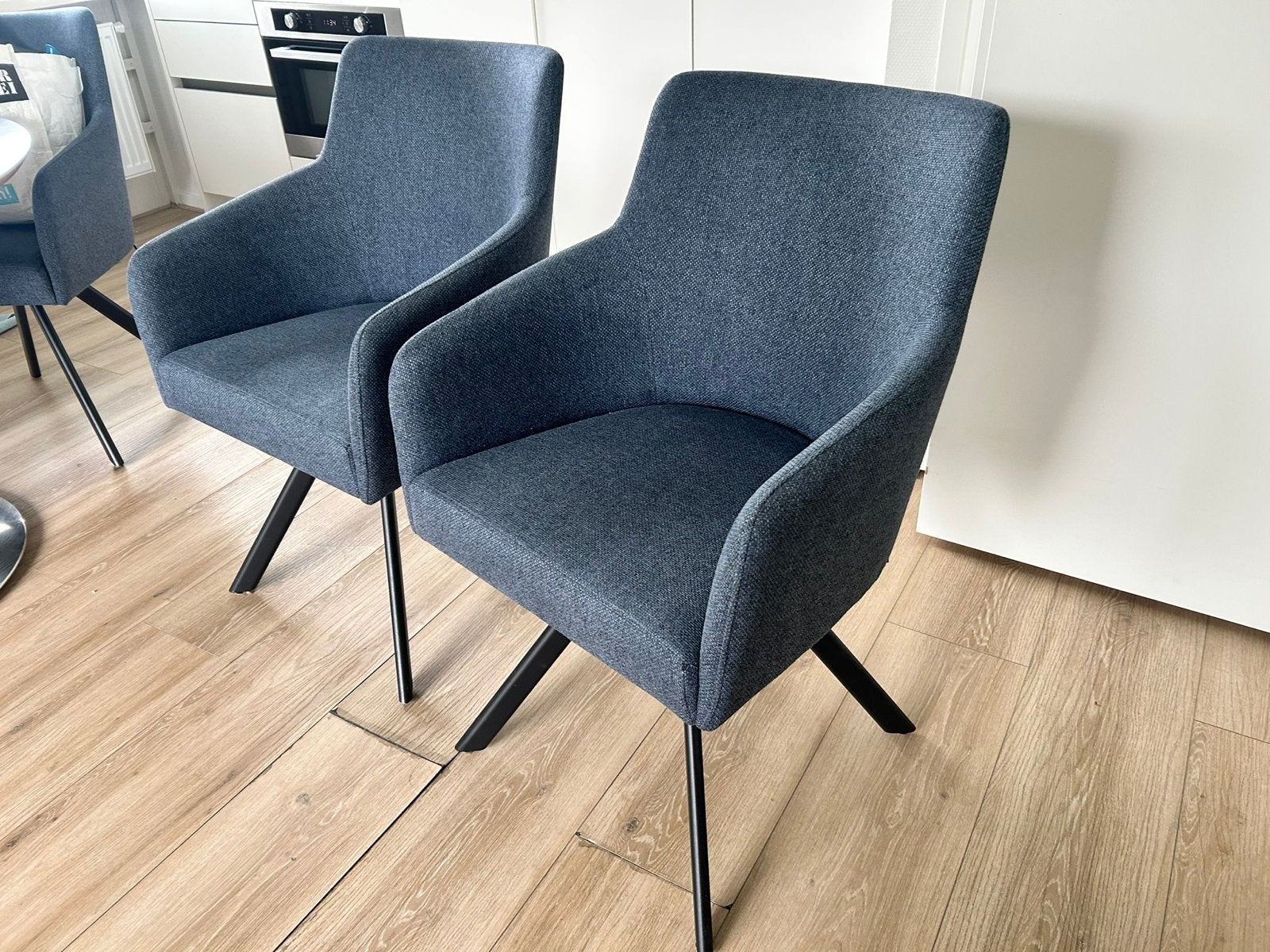 4 donkerblauwe eetkamerstoelen (merk prominent), Huis en Inrichting, Stoelen, Ophalen, Blauw, Zo goed als nieuw, Vier