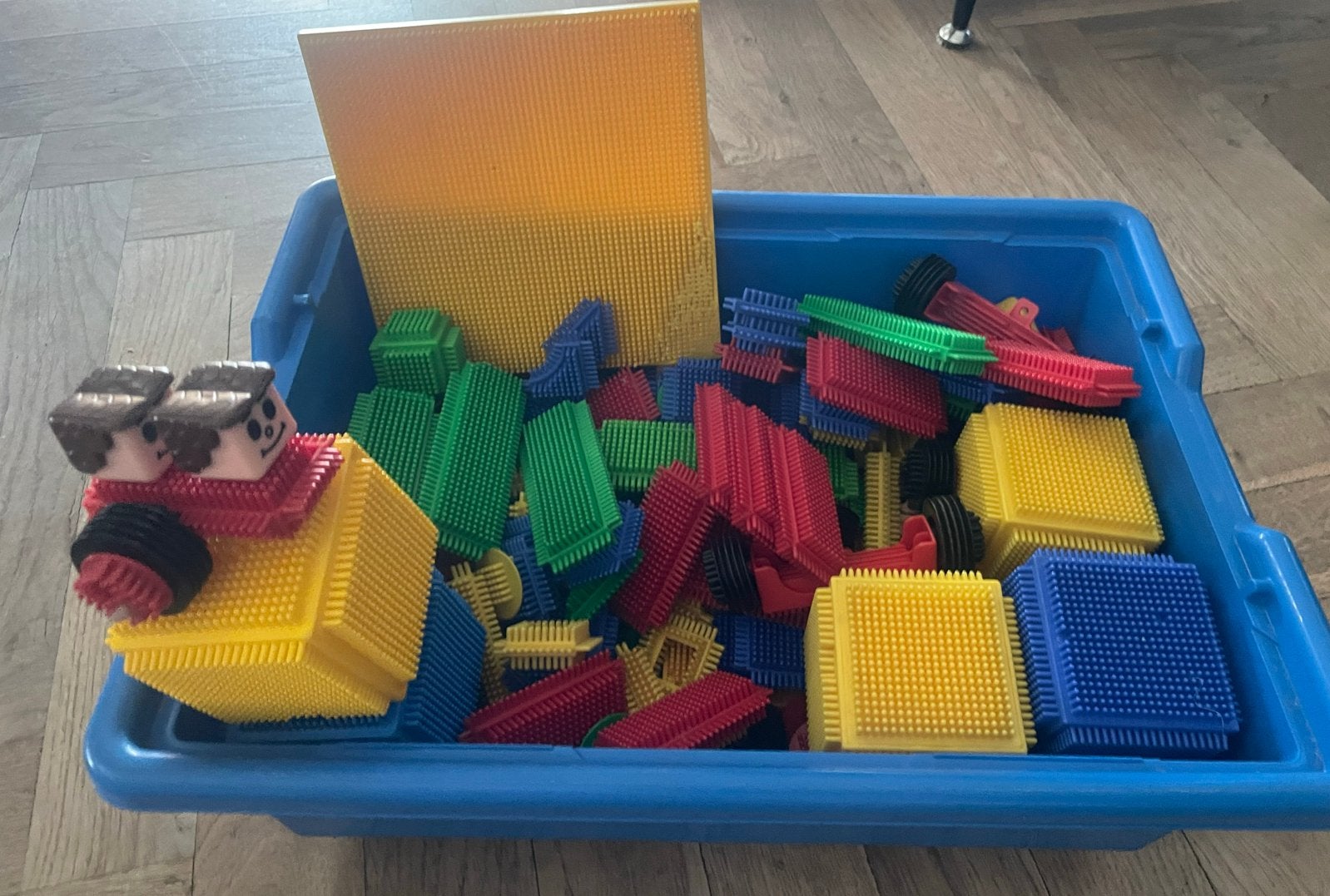 Grote bak Nopper/Bristle Blocks met poppetjes en voertuigen, Kinderen en Baby's, Speelgoed | Bouwstenen, Ophalen of Verzenden