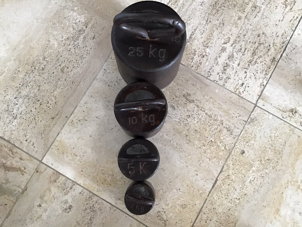 Set van 4 Antieke Gewichten /Bascule (25, 10, 5, 2 kg), Antiek en Kunst, Antiek | Gereedschap en Instrumenten, Ophalen