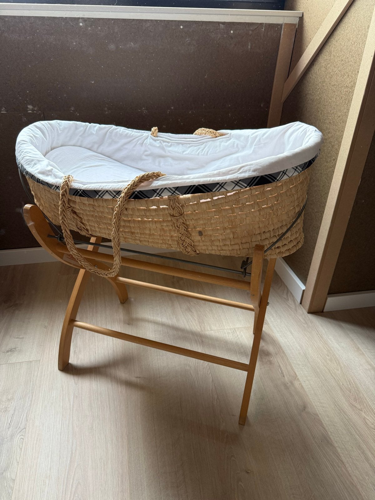 Mozesmand met standaard, matras en laken, Ophalen, Gebruikt, Wieg