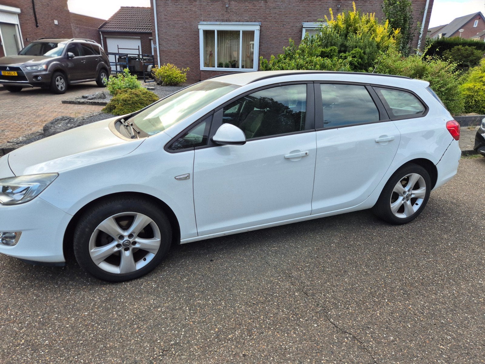 Opel Astra 1.4 Turbo bj2011, opknapper of voor onderdelen, Voorwielaandrijving, 4 cilinders, 1337 kg, Wit