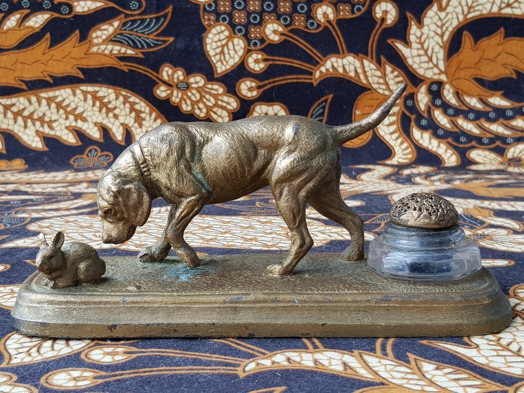 Mooie antieke inktpot uit Frankrijk met hond en konijn 1880.