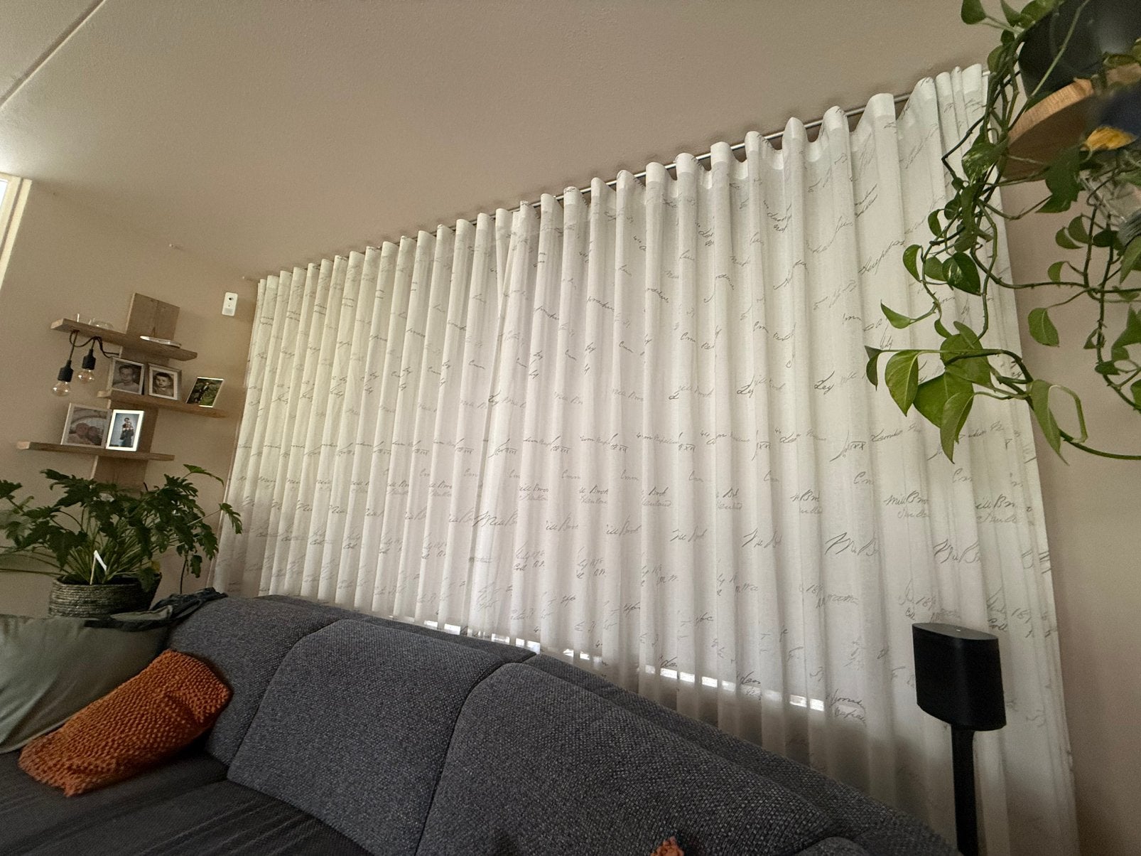 Inbetween gordijnen met tekstprint incl rails, Huis en Inrichting, Ophalen, Inclusief montageonderdelen, 355 cm, Wit