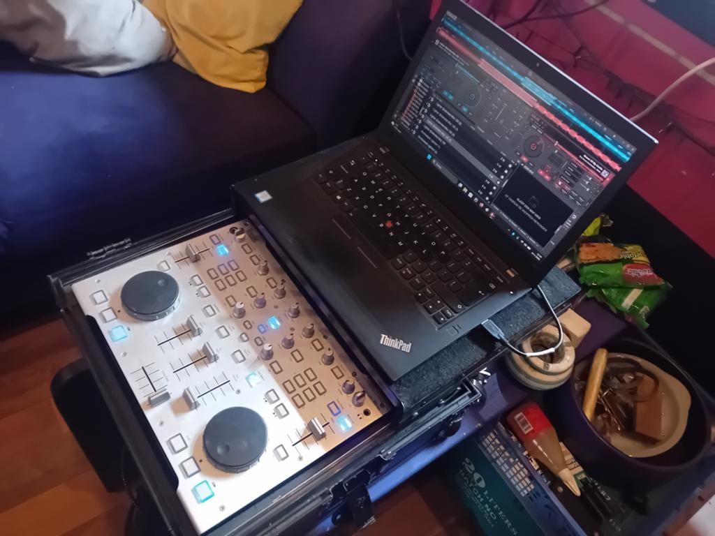 Hercules DJ Console Rmx in flightcase met laptop plateau, Ophalen of Verzenden, Gebruikt, Dj-set, Overige merken