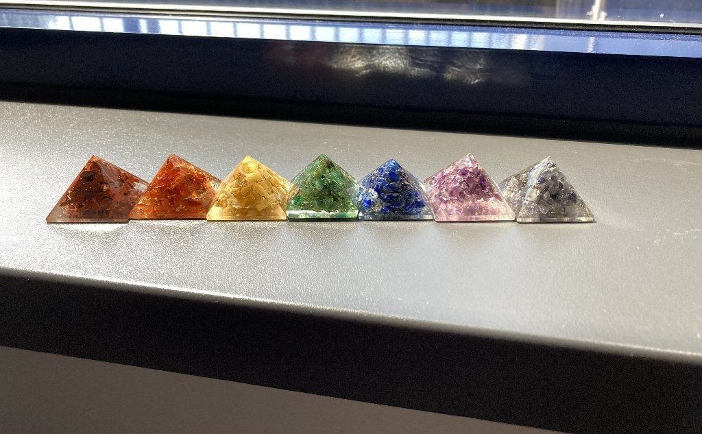 Orgonite 7 Chakras Mini Piramide Set, Ophalen of Verzenden, Zo goed als nieuw