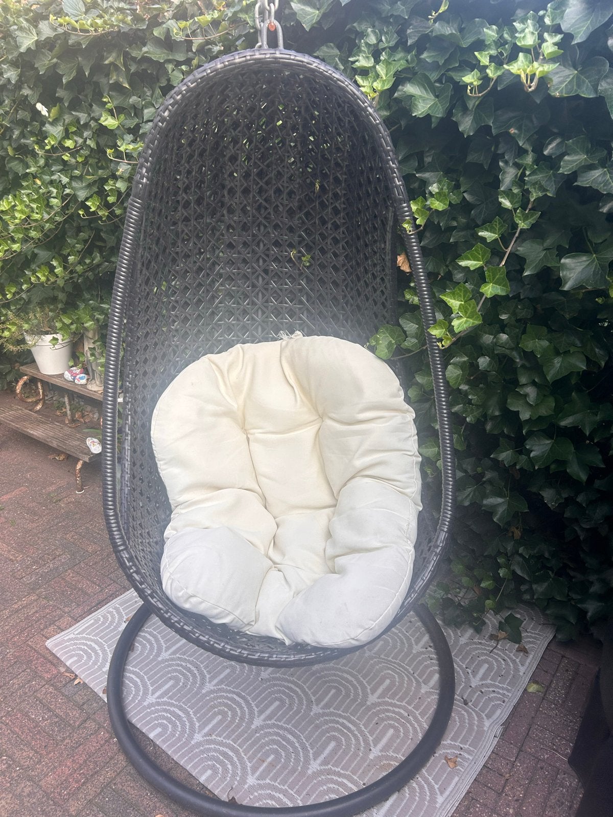 Hangstoel met standaard en kussen - Zwart Wicker, Tuin en Terras, Ophalen, Gebruikt, Wicker