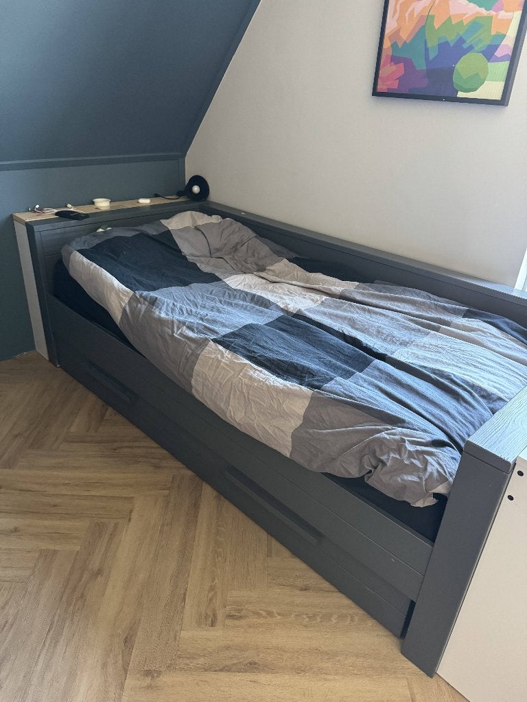 WOOOD eenpersoonsbed met grote opberglade – donkergrijs, Ophalen, 85 tot 100 cm, Gebruikt, Lattenbodem