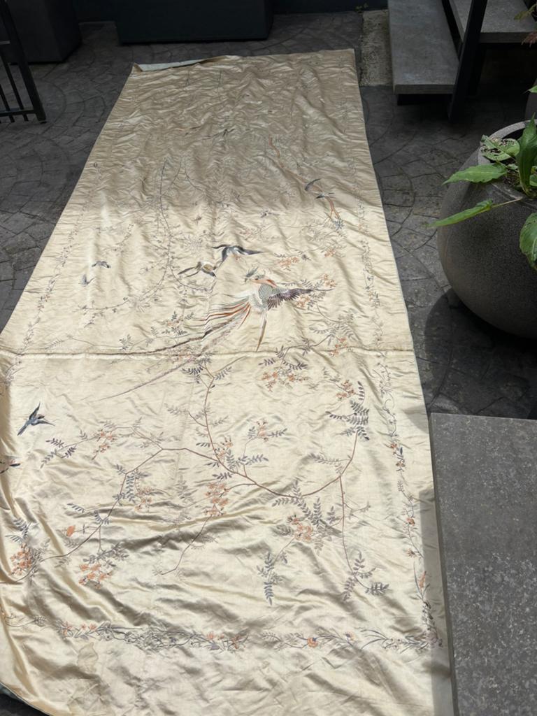 Chinese zijden kleed 365 bij 145, Ophalen