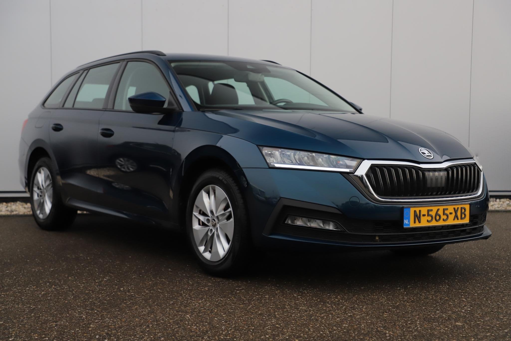 Skoda Octavia Combi 1.0 e-TSI Ambition Automaat Virtual Cock, Auto's, Stof, Gebruikt, Met garantie (alle), Blauw