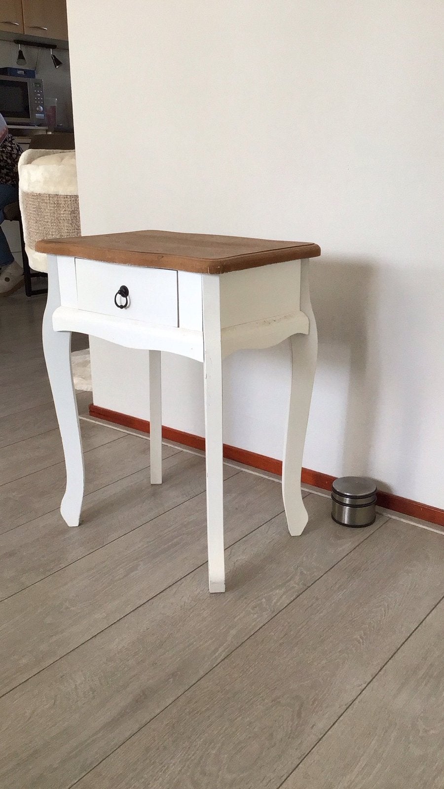 Charmant wit nachtkastje met houten blad en lade, Minder dan 55 cm, Gebruikt, Rechthoekig, Hout
