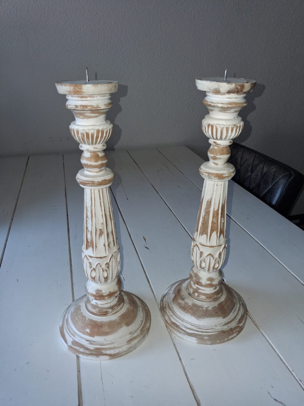 2 houten white wash kandelaars 39 cm hoog, Ophalen, Zo goed als nieuw