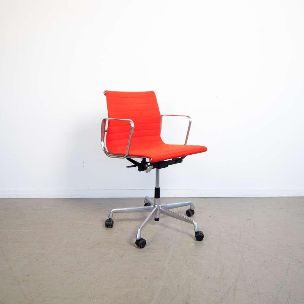 8x  Vitra Eames Ea117 Bureaustoel Rood Hopsak – Aluminium, Huis en Inrichting, Bureaustoelen, Zo goed als nieuw, Bureaustoel, Rood