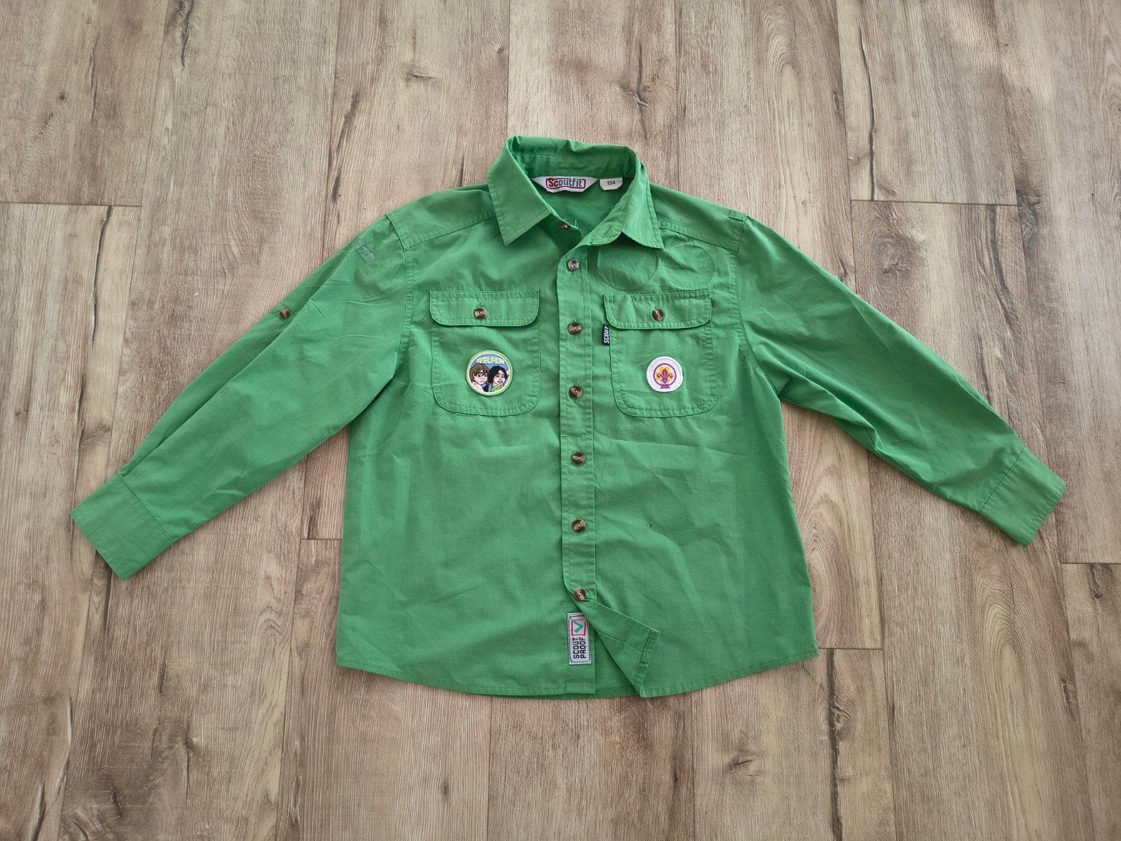 Mooie groene scoutingblouse, Welpen uniform, Scoutfit, 134., Verzamelen, Gebruikt, Onb, Ophalen of Verzenden, Onb