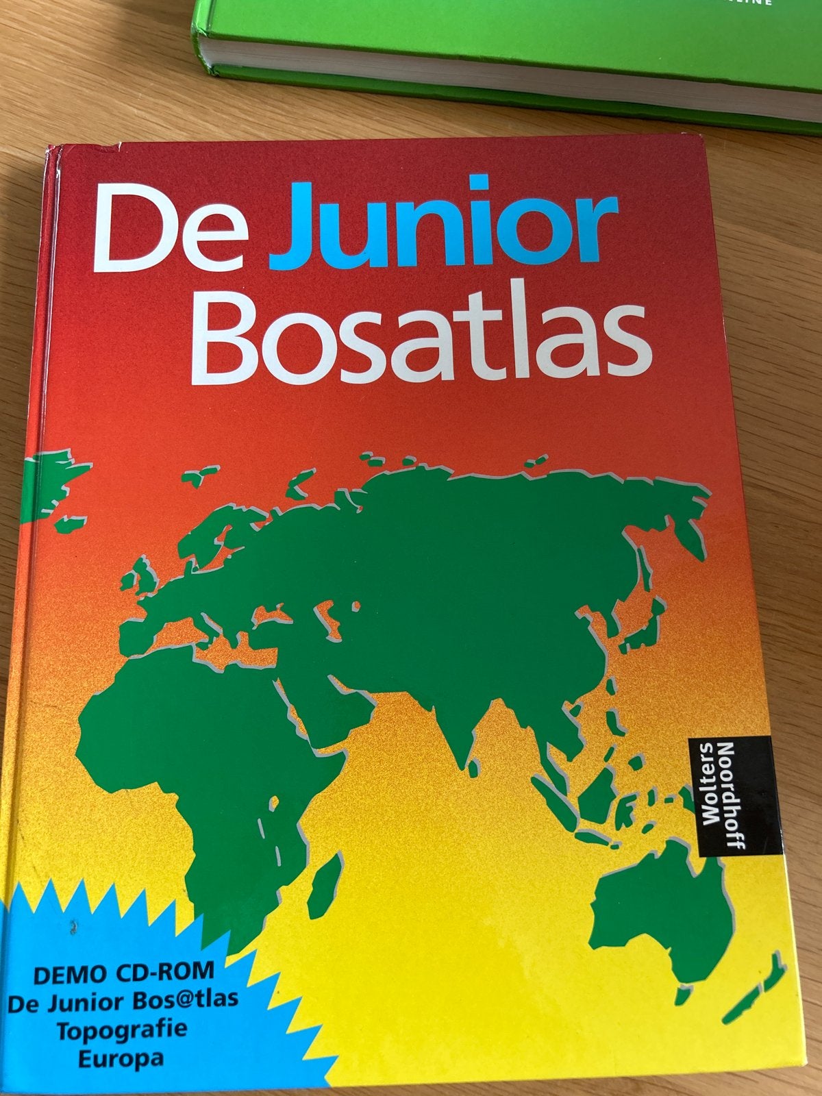 De Junior Bosatlas met CD-ROM - Topografie Europa, Gelezen, Bosatlas, 2000 tot heden, Ophalen of Verzenden