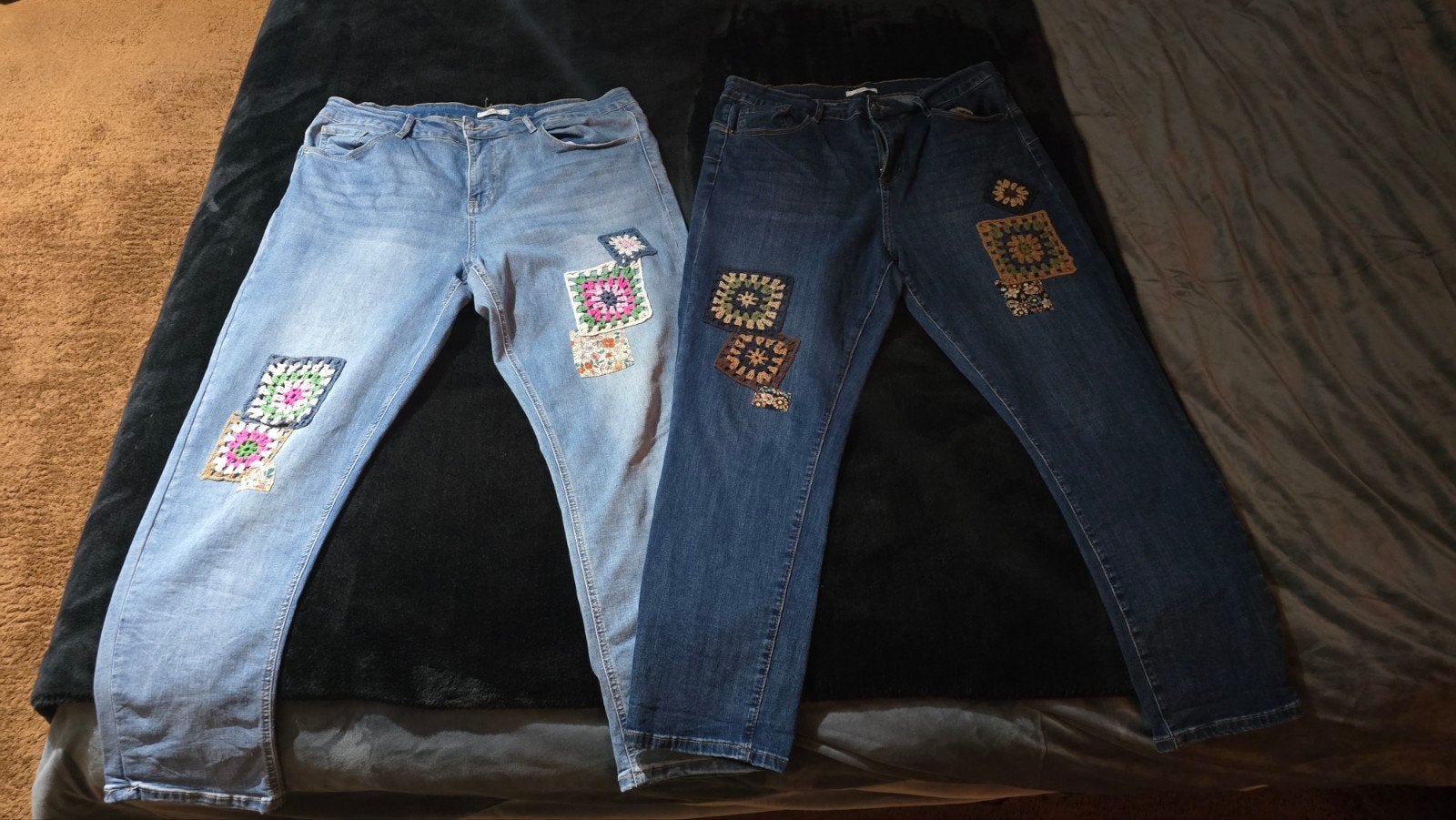 2 spijkerbroeken maat 50 met granny square patches, Ophalen of Verzenden, Zo goed als nieuw, Blauw, Overige jeansmaten