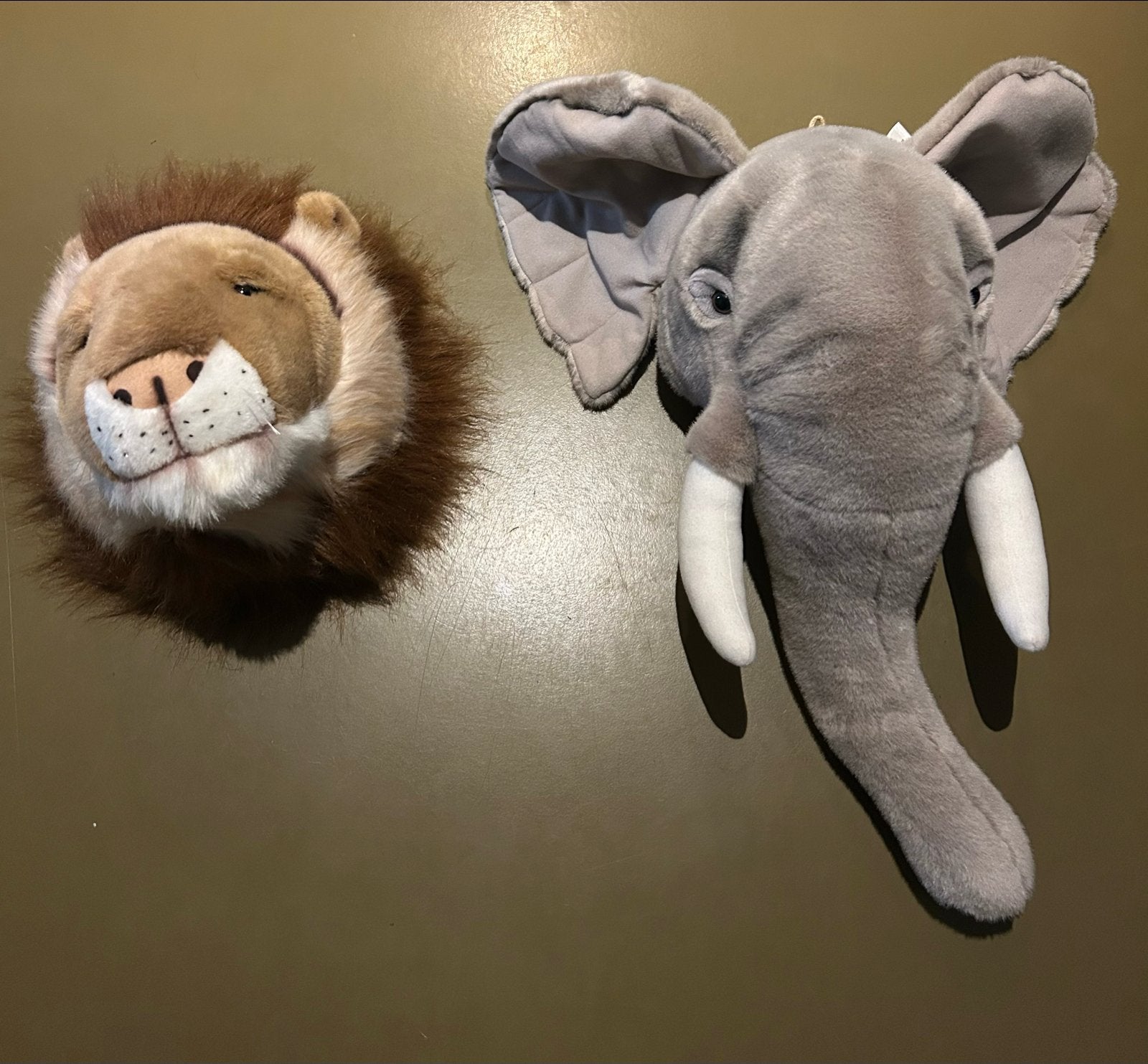 Pluche dierenkoppen: Leeuw en Olifant wanddecoratie, Ophalen of Verzenden, Zo goed als nieuw, Middelgroot (20 tot 80 cm), Leeuw
