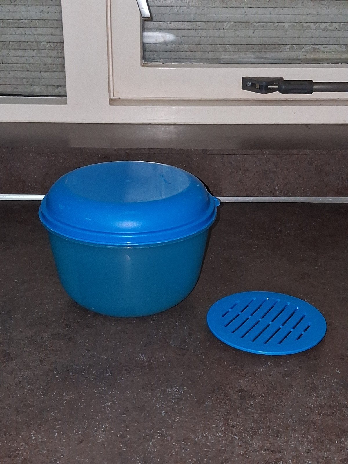 tupperware slabol blauw, Huis en Inrichting, Ophalen of Verzenden, Blauw, Schaal