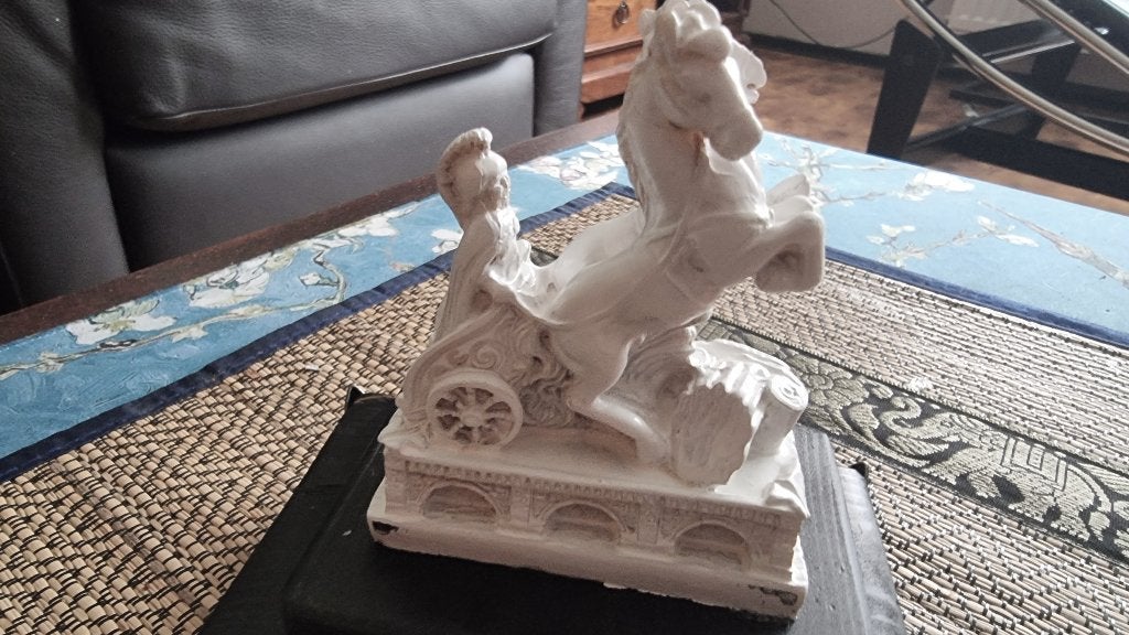 Romeinse Soldaat met strijdwagen op voetstuk, Overige onderwerpen, Minder dan 20 cm, Ophalen of Verzenden, Beeld
