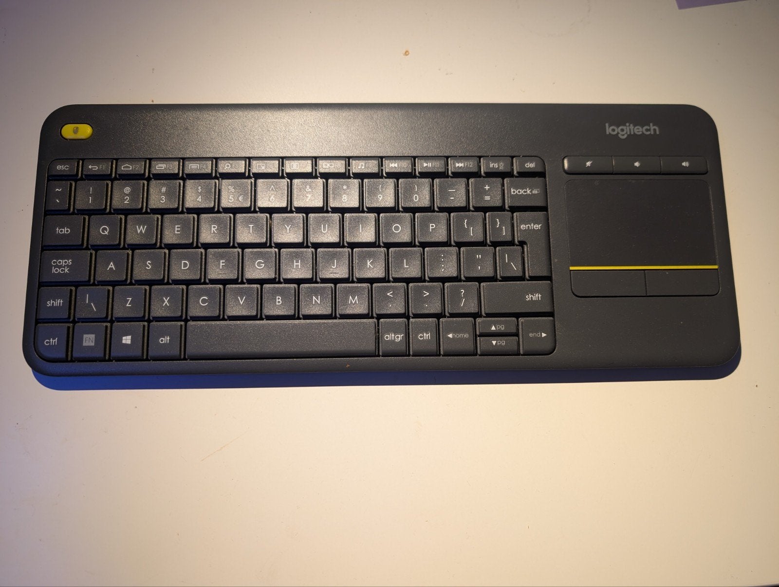 Logitech K400 Plus Draadloos Toetsenbord met Touchpad, Gebruikt, Logitech, Ophalen of Verzenden, Draadloos