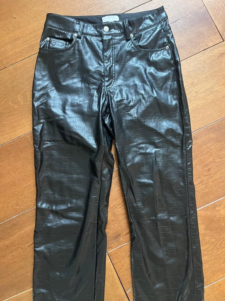 H&M leren broek, Verzenden, Zwart, Maat 42/44 (L), Zo goed als nieuw