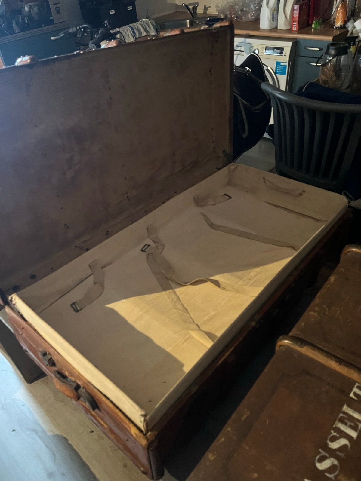 Antieke houten reiskoffer/kist met opschrift 'C.M. KASSEL', Antiek en Kunst, Ophalen