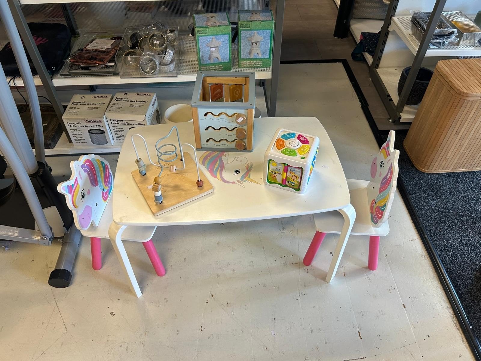Eenhoorn kinderstoeltjes en tafel met speelgoed, Ophalen, Gebruikt, Meisje
