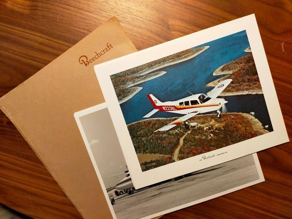 Map met foto's van: Beechcraft (10) en De Havilland (8 ), Kaart, Foto of Prent, Onbekend, Ophalen of Verzenden, Zo goed als nieuw