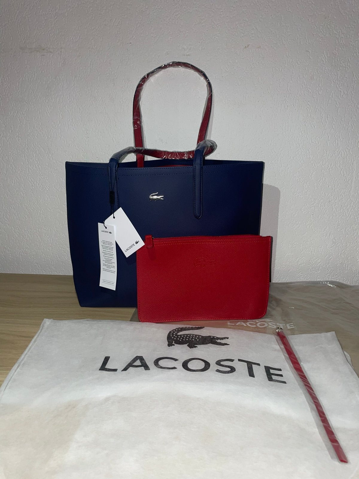 Lacoste Reversible Tote Bag - Peacoat/ Salsa + Pouch, Sieraden, Tassen en Uiterlijk, Tassen | Damestassen, Ophalen of Verzenden