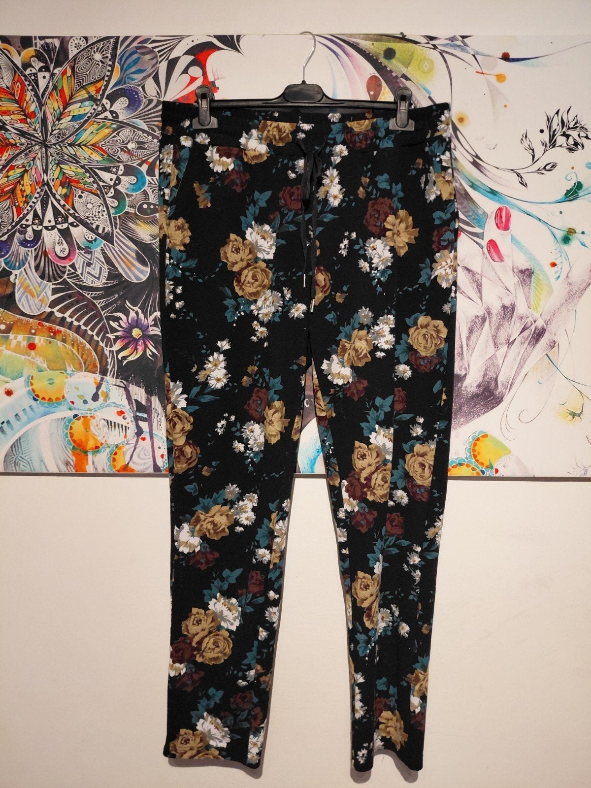 Leuke Norah broek maat 44 met bloemenprint, Zwart, Maat 42/44 (L), Ophalen of Verzenden, Zo goed als nieuw