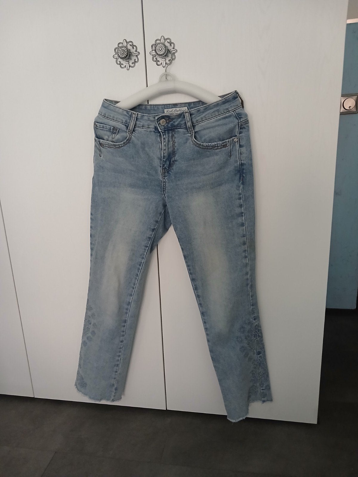 Red Buttonjeans, lichtblauw met bloemenborduursel, Kleding | Dames, Blauw, Ophalen of Verzenden, Zo goed als nieuw, W28 - W29 (confectie 36)