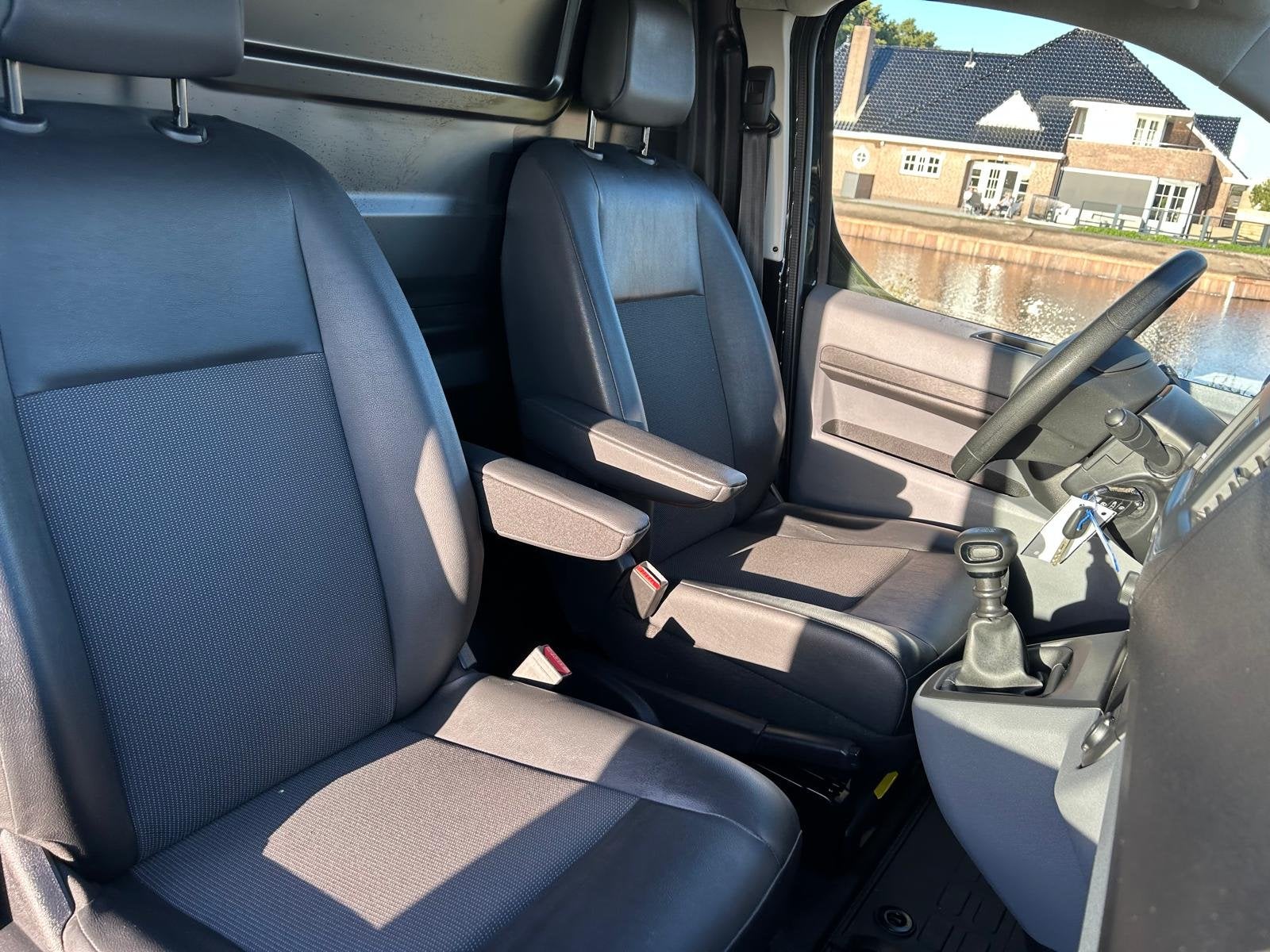 Peugeot Expert 2.0 BlueHDI 120 Compact Premium | Trekhaak |, Auto's, Voorwielaandrijving, Dealer onderhouden, Gebruikt, Leder en Stof