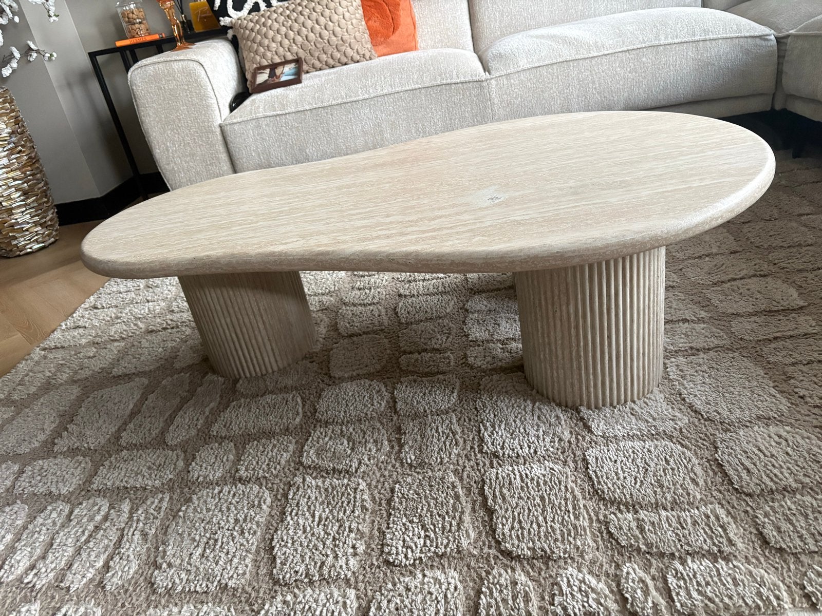 Organische travertin salontafel met drie poten, Overige materialen, Gebruikt, 100 tot 150 cm, Overige vormen