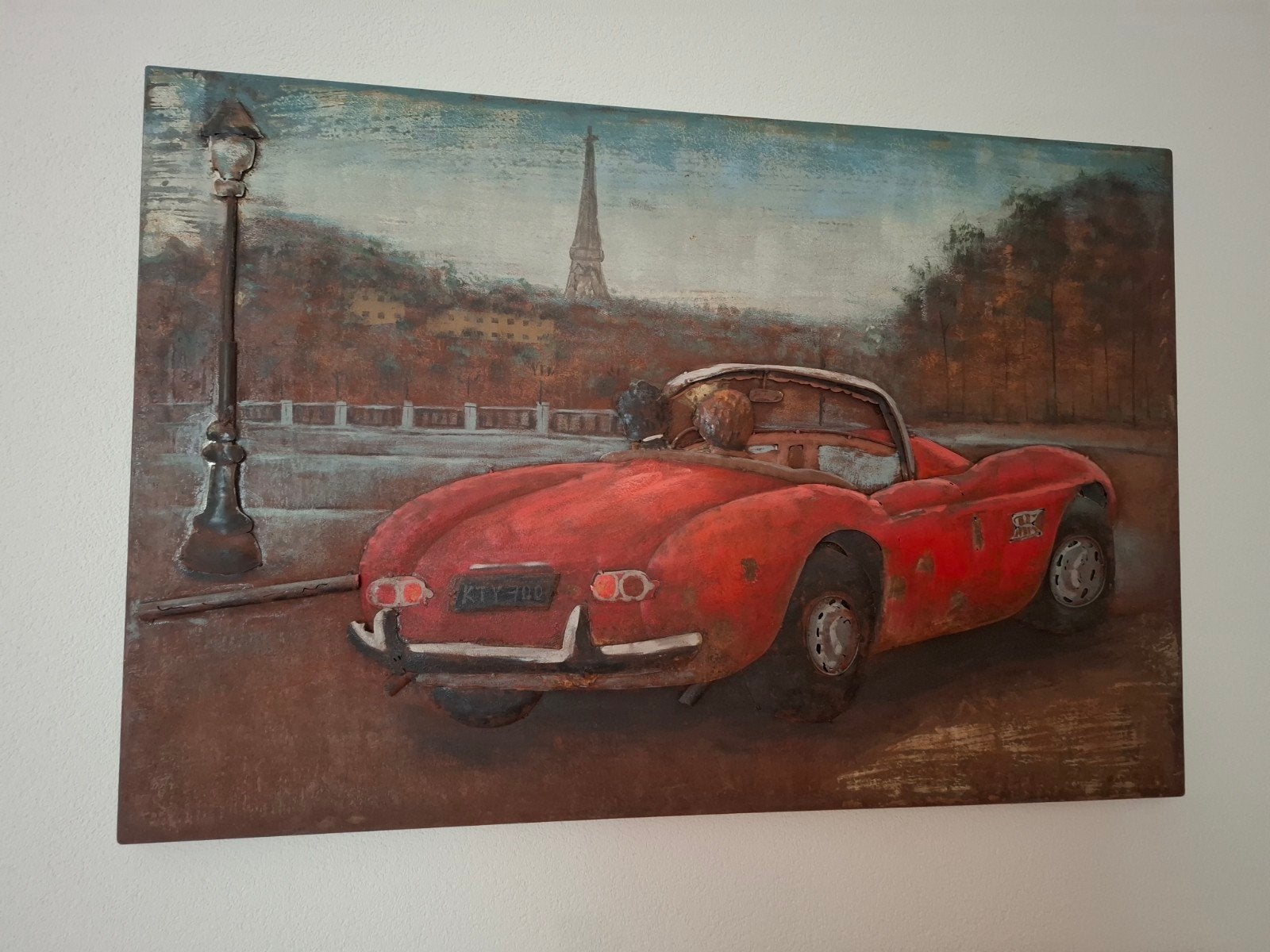 Metalen wanddecoratie: Klassieke rode auto in Parijs, 3D-effect, Gemengde techniek, Metaal, Ophalen