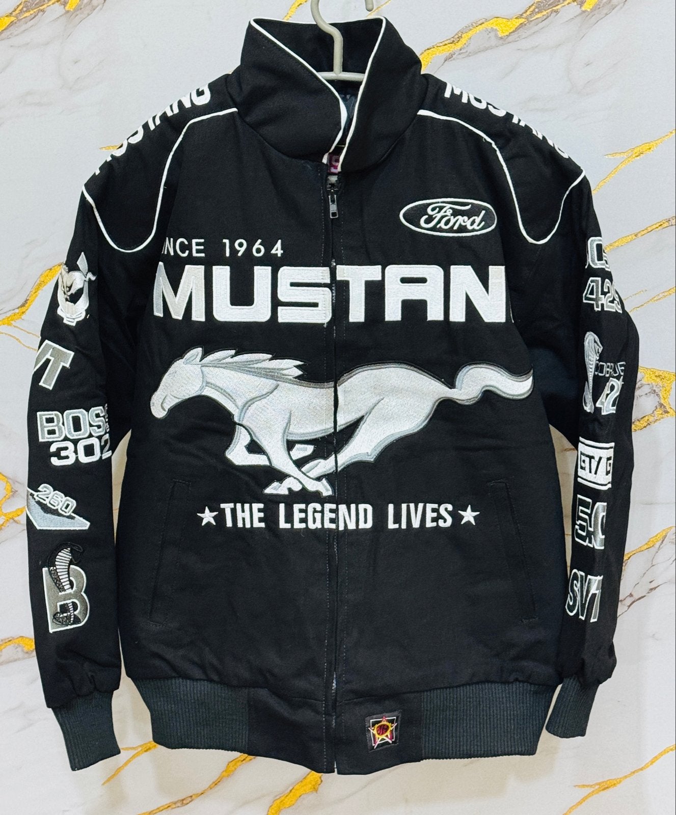 Ford Mustang Racing Jacket - Zwart met logo's, Ophalen, Nieuw, Maat 56/58 (XL), Zwart
