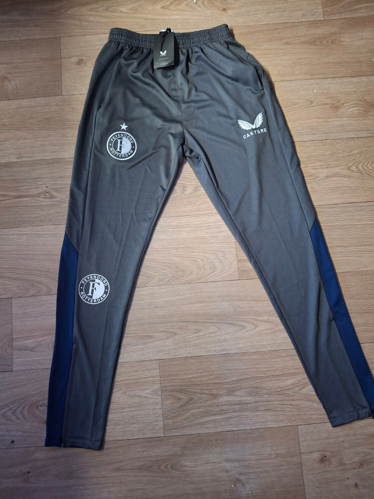 Feyenoord Castore Trainingsbroek - Nieuw met kaartjes, Maat 52/54 (L), Castore, Nieuw, Ophalen of Verzenden