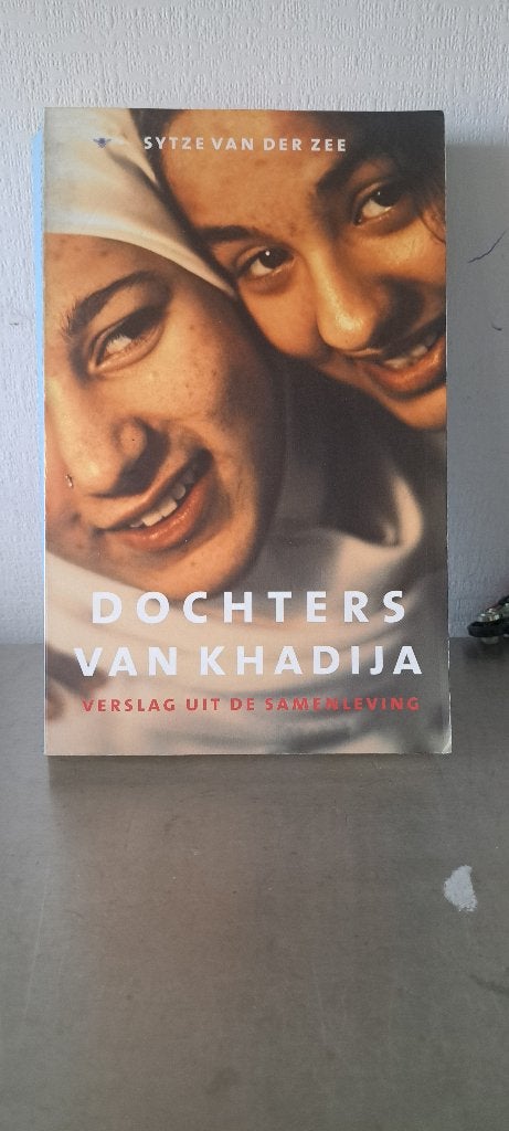 Sytze van der Zee-Dochters van Khadija (Z250-76), Boeken, Ophalen of Verzenden, Zo goed als nieuw