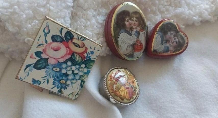 VERZAMELING VAN 4 OUDE VINTAGE PILLEN DOOSJES o.a hart-vorm, Ophalen of Verzenden