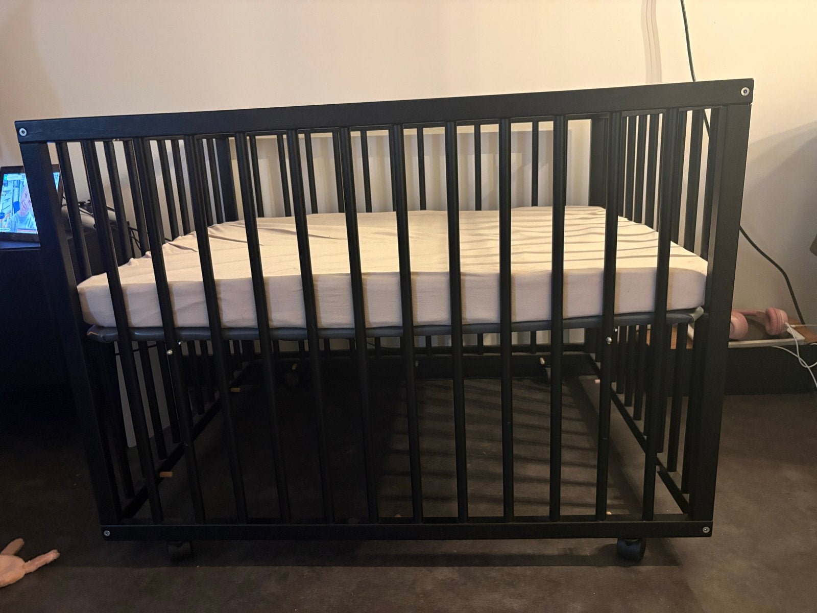 Zwarte box op wieltjes inclusief matras, Ophalen, Gebruikt, Rechthoekig, Wieltjes