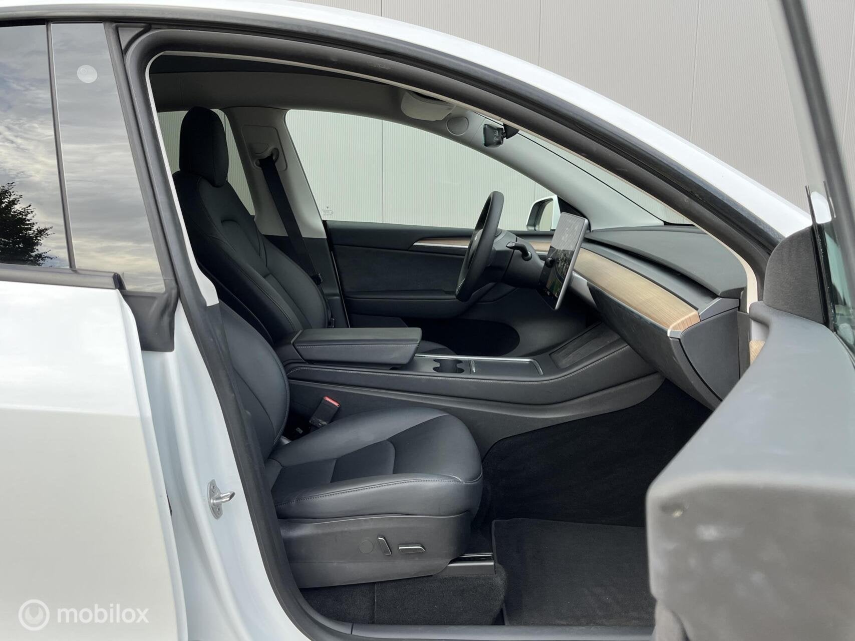 Foto 16 van Tesla Model Y Long Range AWD 75 kWh, FSD , Trekhaak Netjes