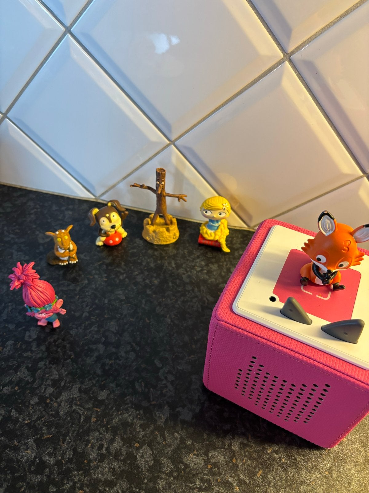 Toniebox Roze met Engelse figuren en wereldstekker, Ophalen of Verzenden, Gebruikt, Overige typen, Met geluid