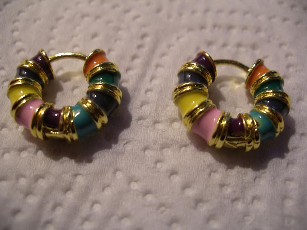 Een paar Goud Vergulde Creool Oorbellen + Gekleurde Emaille, Sieraden, Tassen en Uiterlijk, Antieke sieraden, Oorbellen, Goud