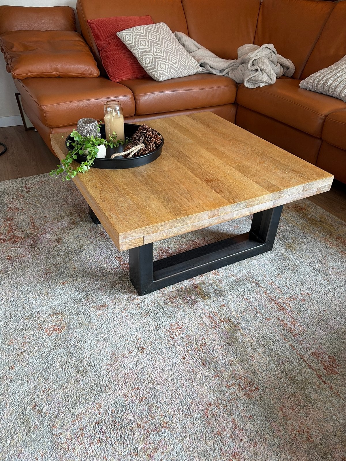 Massief eiken salontafel met stalen onderstel - 80x80 cm, Zo goed als nieuw, 5 – 50, Eikenhout, Vierkant