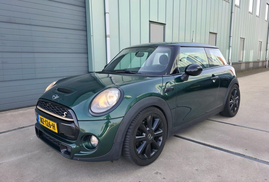 Mini 2.0 Cooper S / JCW uitlaat / HK Audio / Camera / Netjes, 1998 cc, Stof, Zwart, 4 cilinders