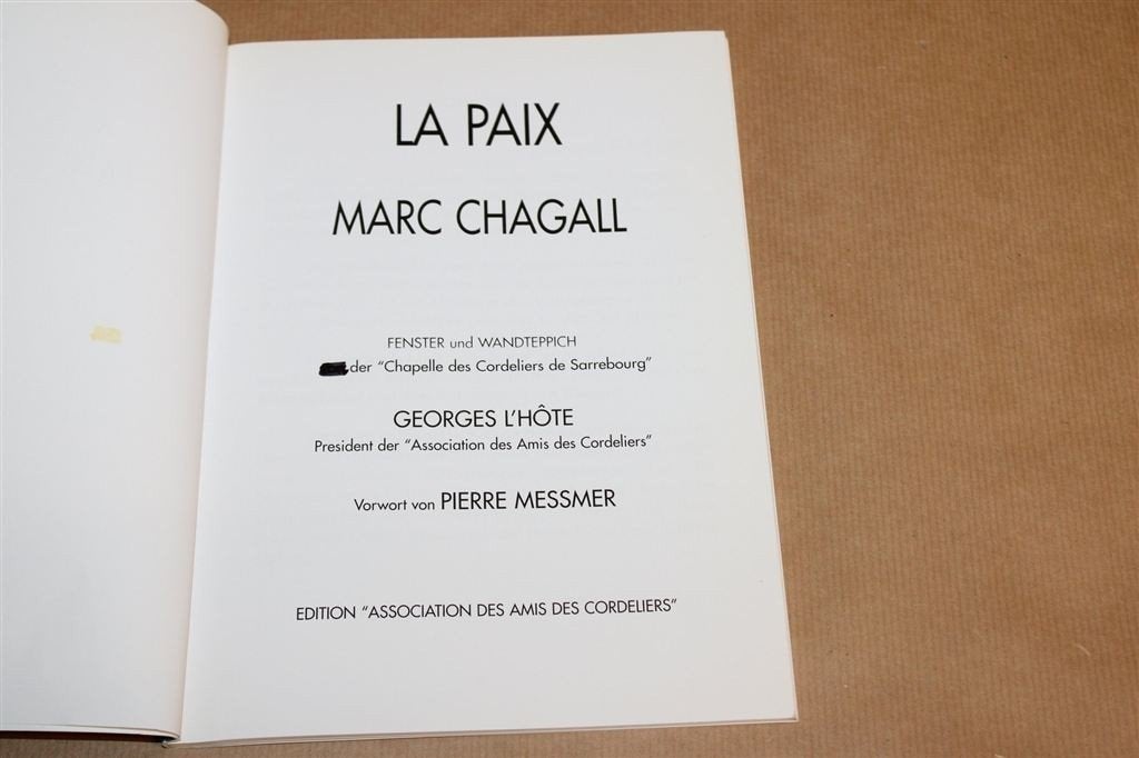 La Paix — Chagall Glasraam en Wandtapijt, Sarrebourg, Ophalen of Verzenden, Gelezen