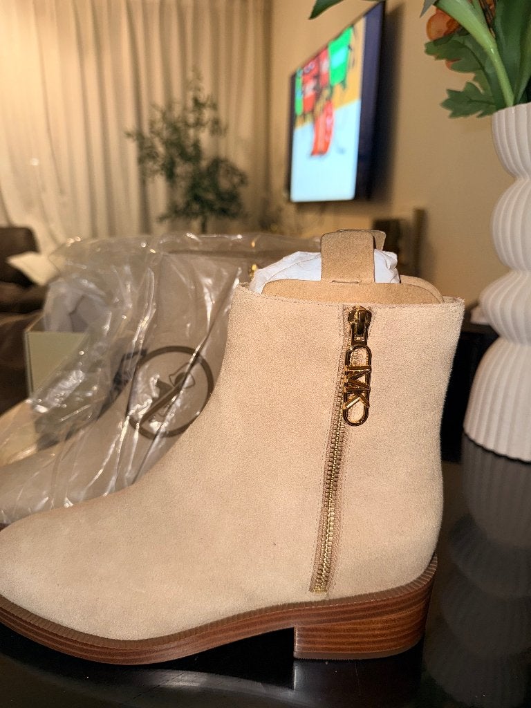 Michael Kors Regan Flat Bootie Suède Camel – Nieuw – Maat 40, Michael Kors, Bruin, Lage of Enkellaarzen, Nieuw