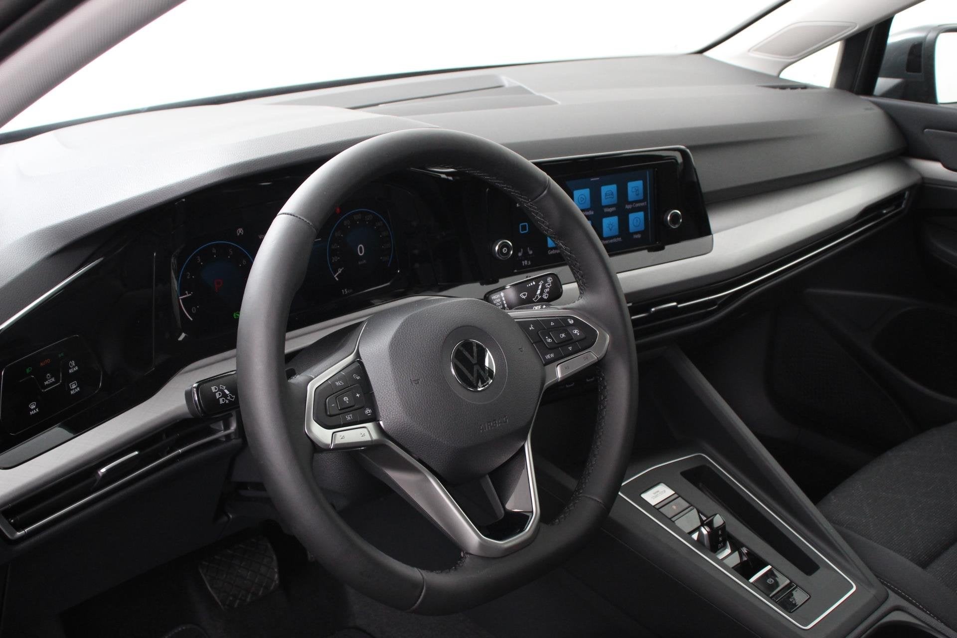Volkswagen Golf 1.0 TSI 110pk Automaat Life Navigatie Climat, Stof, Gebruikt, Euro 6, Automatische klimaatregeling
